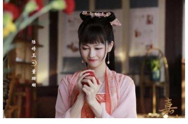 《醉玲珑》,《三千鸦杀》等古装剧,她在《嘉南传》中演董珊瑚
