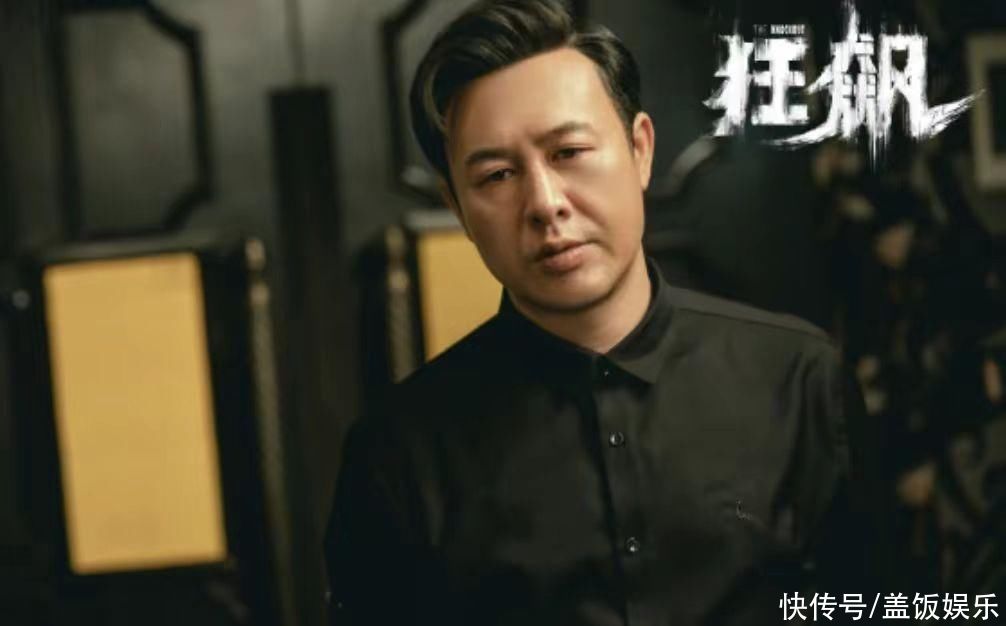 张颂文机场遭女粉围堵，与众人合影态度亲切，反对接机劝粉丝别来 - 360娱乐，你开心就好