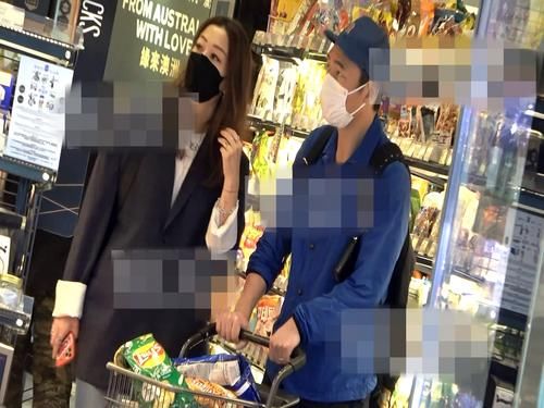 郑秀文许志安经历伤痛后更恩爱，甜蜜挽手逛超市，助男方走出爱犬离世阴霾