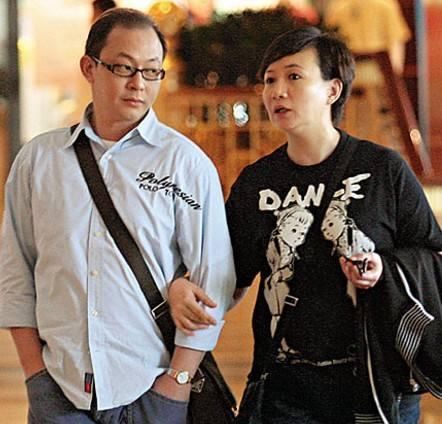 58岁商天娥与老公手牵手恩爱逛街，结婚10年，被宠成了肥娥