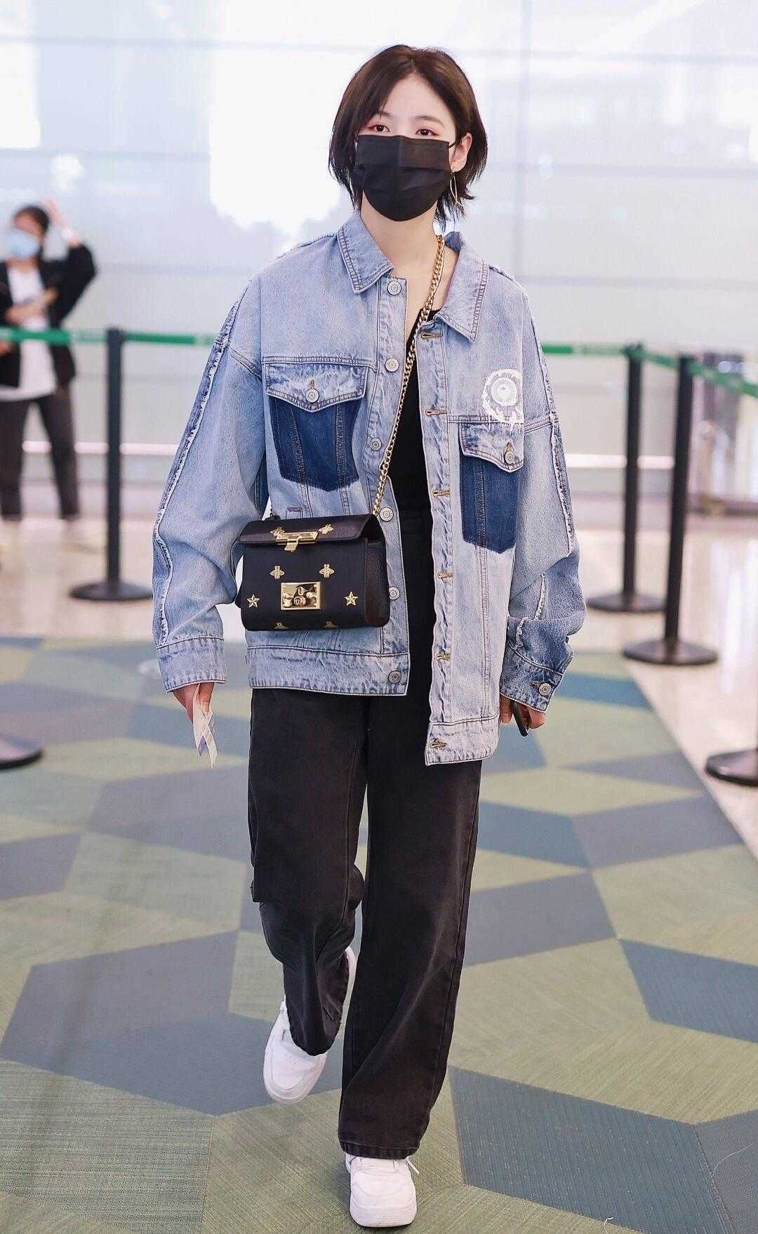 李彩桦彻底时髦了一回，长款牛仔外套配打底裤，高高丸子头太吸睛