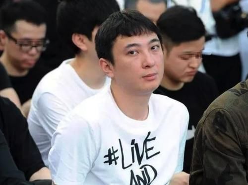 王思聪登顶胡润百富榜后，被曝和辣妹在夜店狂欢，开200万元酒庆祝