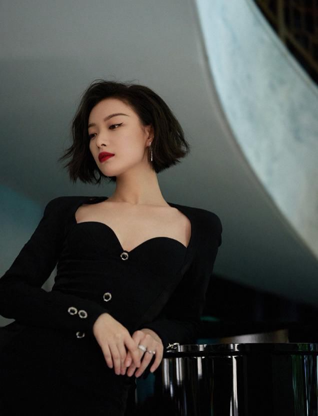 倪妮新造型真惊艳！黑色深v裙搭复古港风短发，肤白貌美大长腿