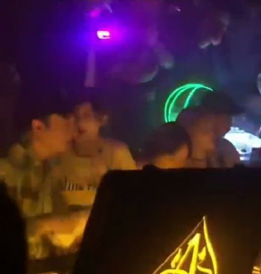 接地气还是低调炫富？王思聪穿粉色拖鞋坐劳斯莱斯