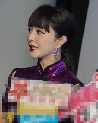 范冰冰穿紫色性感开叉裙，挑战齐刘海造型，被嘲像服务员