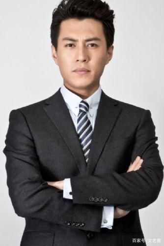 朱一龙脱粉风波后，靳东六旬女粉抛夫弃子追星也是三代还宗惹的祸