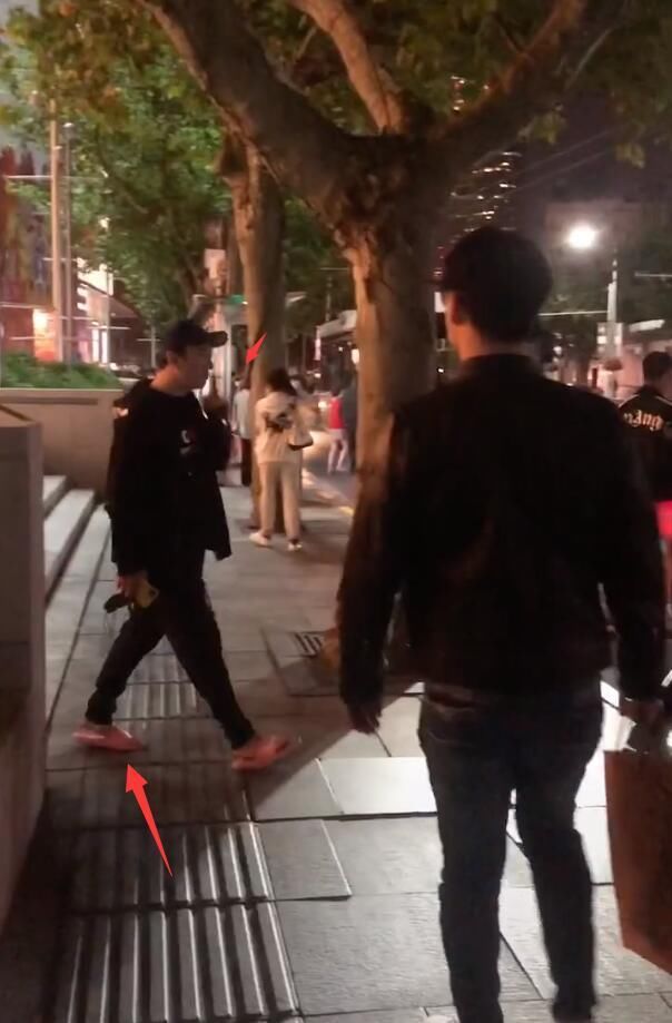 接地气还是低调炫富？王思聪穿粉色拖鞋坐劳斯莱斯