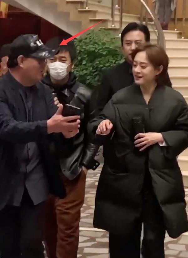 好父母！邓超孙俪工作完连夜回家陪孩子，被异性索要联系方式惹邓超吃醋紧盯