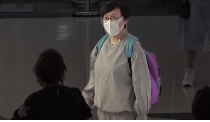 58岁商天娥与老公手牵手恩爱逛街，结婚10年，被宠成了肥娥