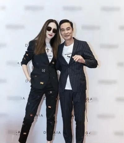 任达华15岁女儿身高将近一米八，外貌清纯身材性感，发育太好惹人爱！