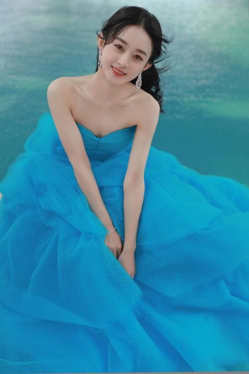 被赵丽颖惊艳到！一袭明蓝色蛋糕裙衬托好气色，气质优越无疑了