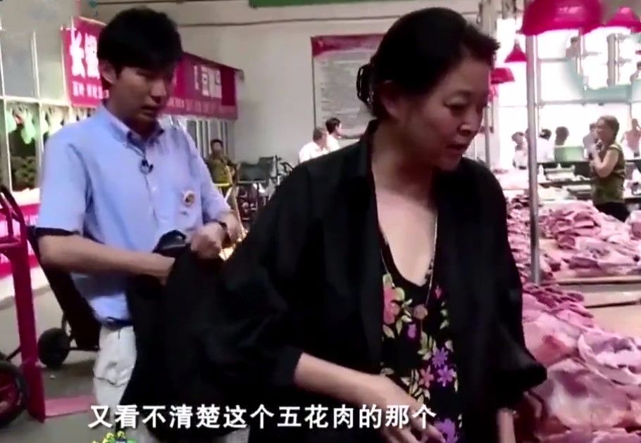 倪萍带儿子逛菜市场，真实不装很接地气，俨然一个普通老人！