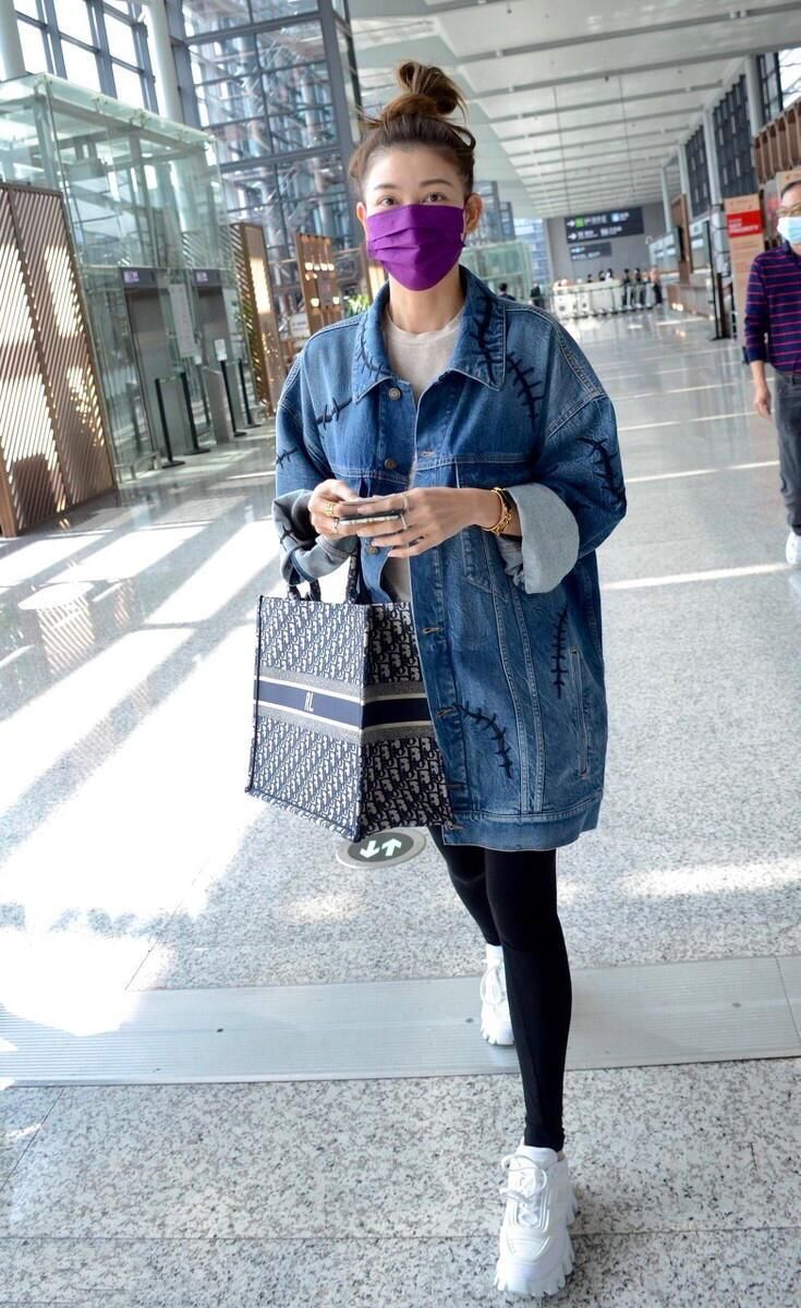 李彩桦彻底时髦了一回，长款牛仔外套配打底裤，高高丸子头太吸睛
