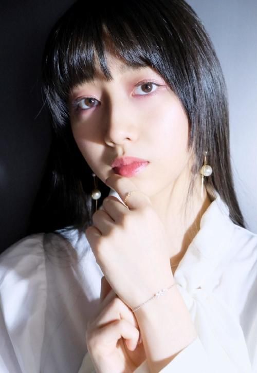 50岁工藤静香针织帽搭卫衣，手插兜单膝跪地帅气；木村光希剪刘海像姐姐