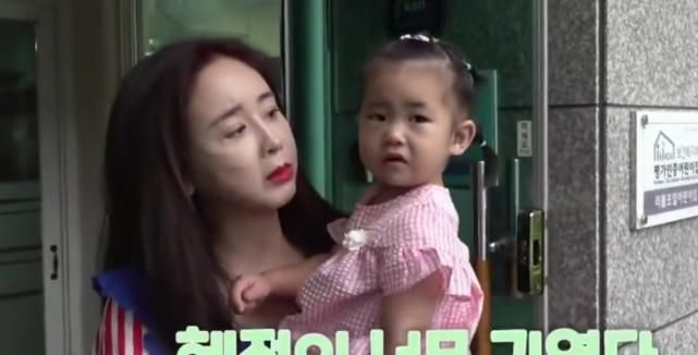 咸素媛去幼儿园接1岁女儿放学，慧贞噘嘴要哭，婆婆瘦身成功励志
