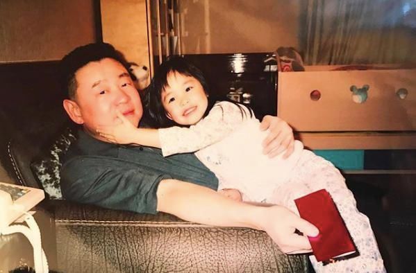 刘銮雄18岁女儿首晒父女合照！打破不和传言，大赞其是最好的爸爸