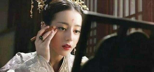 古装美人照镜子盘点，佟丽娅好似镜中仙，迪丽热巴不愧是盛世美颜