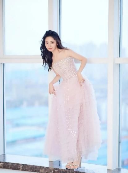 金鹰红毯女明星比美，谭松韵妆容精致，却被曝穿3年前过季礼服？