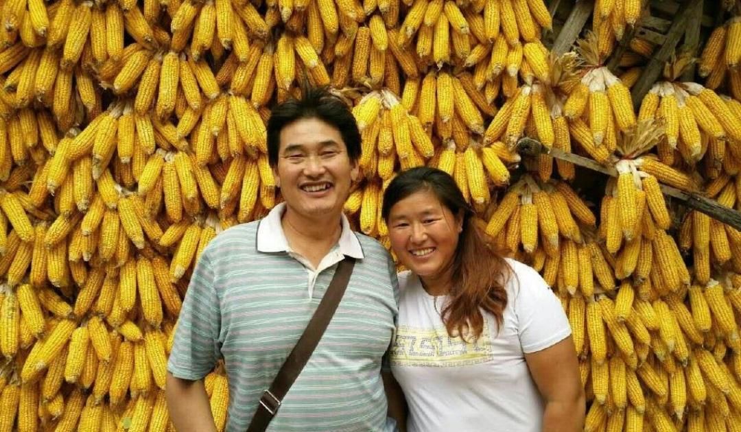 大衣哥的儿媳妇做直播，成功地做到了资源整合，并且带动三个家庭