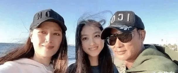 任达华15岁女儿身高将近一米八，外貌清纯身材性感，发育太好惹人爱！