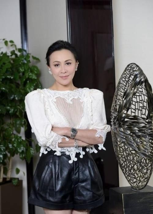刘嘉玲为男友人庆生献香吻！穿小香风太优雅，54岁像小女人