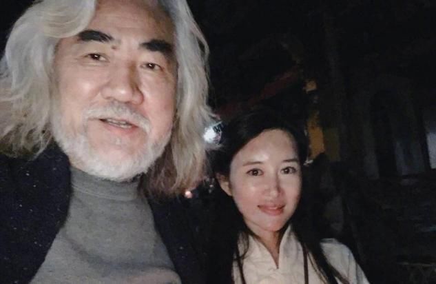 张纪中约会小30岁娇妻，紧搂怀中秀恩爱！网友：娶到她是你的福气