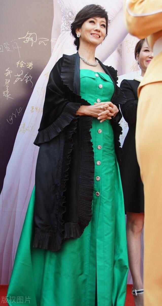 65岁赵雅芝真会穿，绿色长裙配黑色披肩雍容华贵，真是不老女神