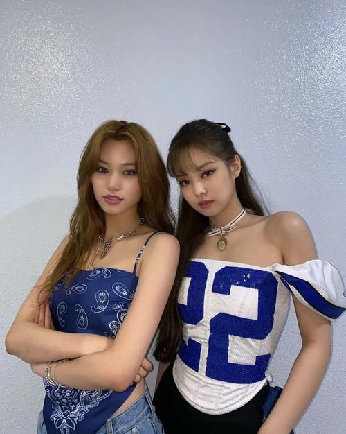 粉墨Jennie俏皮嘟嘴似小猫；金智秀踩高跷苹果肌比心，被称队内大姐大