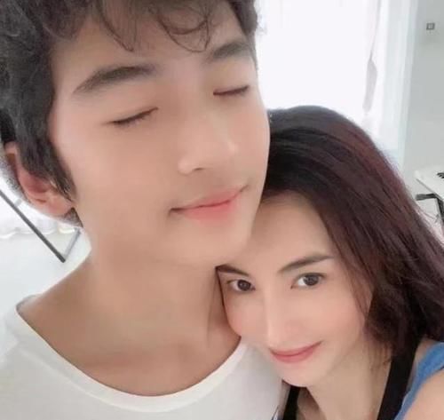 张柏芝儿子成熟稳重，留帅气长发模仿谢霆锋，连动作都像爹
