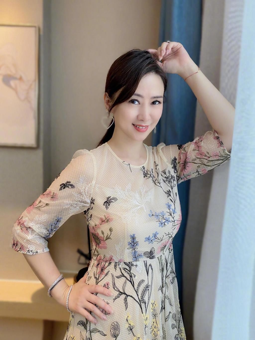 翁虹的美跨越了年龄，一袭网纱刺绣连衣裙，身材姣好不输过往