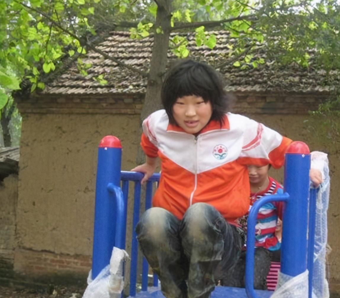 朱之文女儿认真打扮并不丑，千格鸟上衣配小黑裤，同框弟媳显高挑