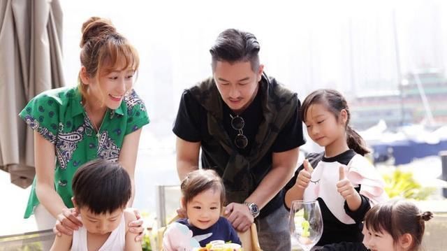 陈浩民搬出月租14万豪宅，蒋丽莎病床上直播，一人养活六口人？
