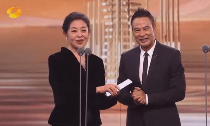 金鹰节颁奖晚会翻车不断，宋茜撇嘴，倪萍表情亮了！