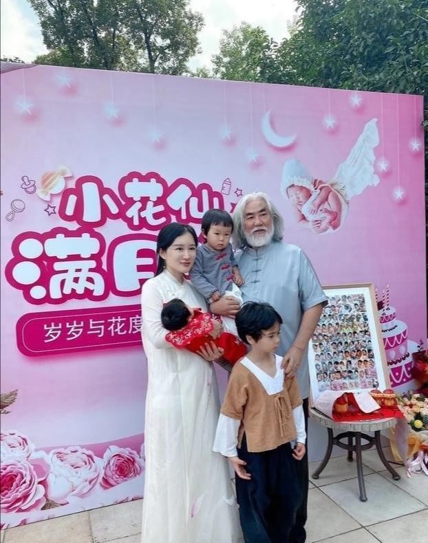 张纪中约会小30岁娇妻，紧搂怀中秀恩爱！网友：娶到她是你的福气
