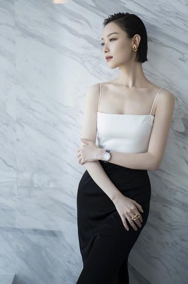要被倪妮美哭了,大背头配吊带裙秀绝美身材,露美背性感不失优雅