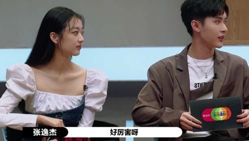 《演员请就位》首轮竞演收官，何昶希坐沙发面色凝重，表情太尴尬