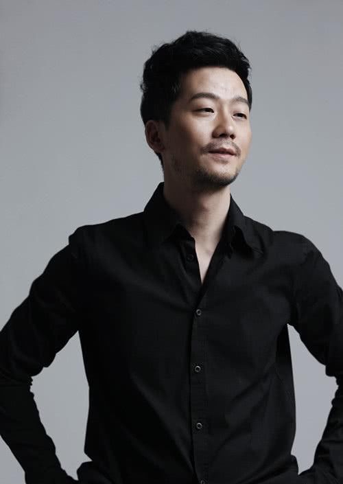 演狗出名，演技精湛很刻苦，张国立曾夸奖他，但是始终是配角