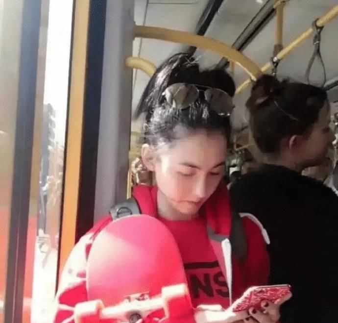 杨钰莹商演捞金遇堵车，坐路人电动车赶时间，穿红裙笑容满面