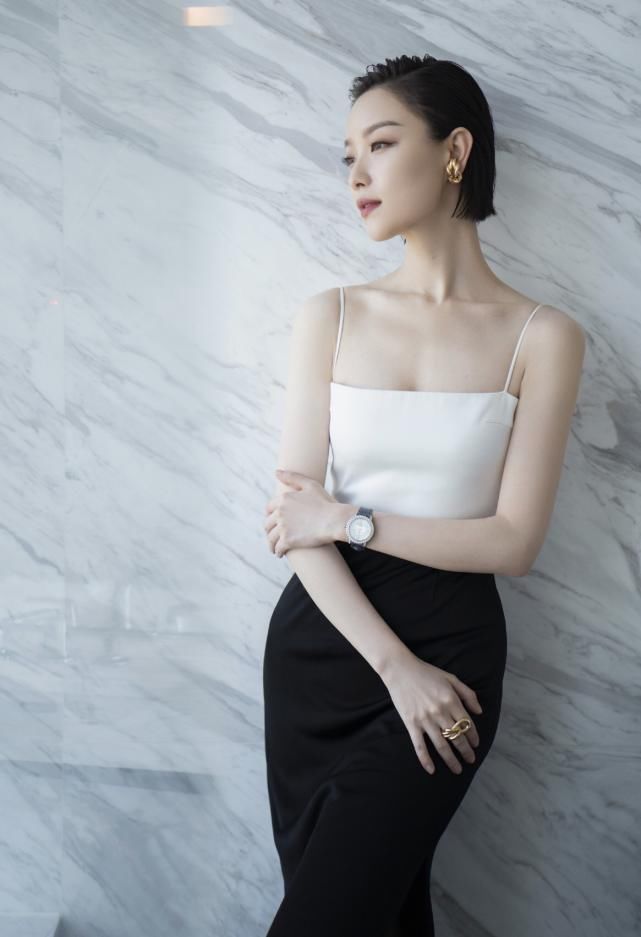 倪妮解锁短直发造型，白吊带配黑色包臀裙秀优美曲线，精致又优雅