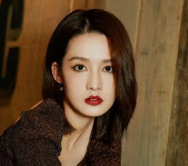 女明星画浓妆，杨紫变成熟，鞠婧祎反差大，袁冰妍得罪了造型师？