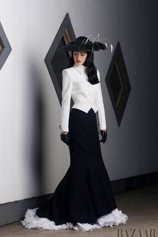 杨采钰真敢穿!一袭黑色礼服裙开叉到肚脐,性感红唇太风情万种!