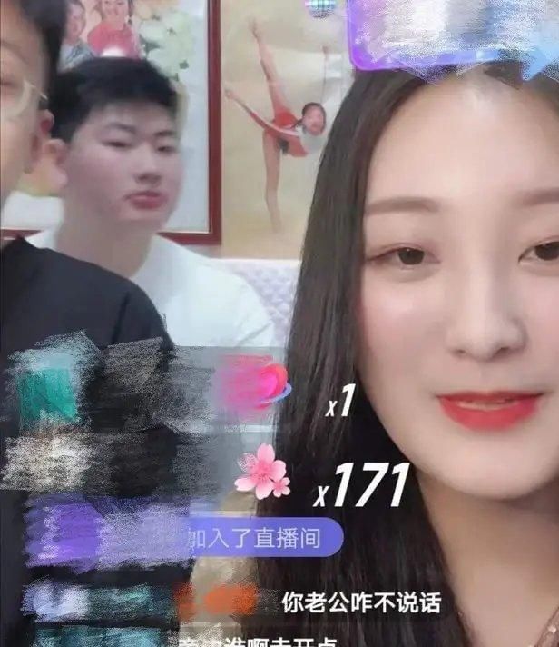 大衣哥儿媳陈亚男6天粉丝破百万，带亲弟弟直播，老公落寞坐背后
