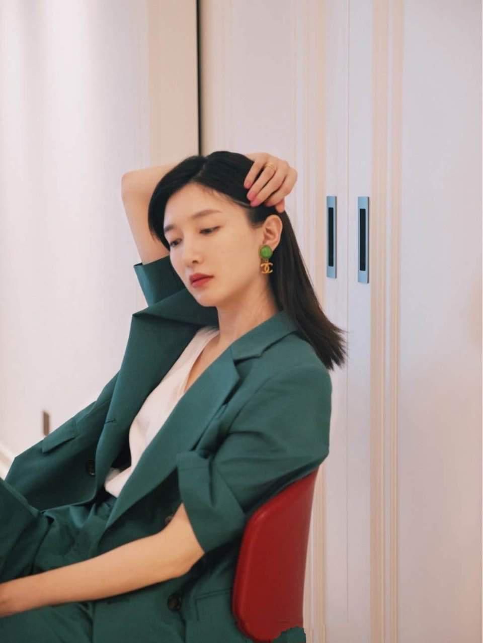 170王鸥这么穿气质真好，绿色连衣裙配透明拖鞋，美.