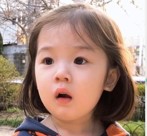 韩国又出表情包萌娃，5岁的她白嫩嫩粉嘟嘟，超级可爱
