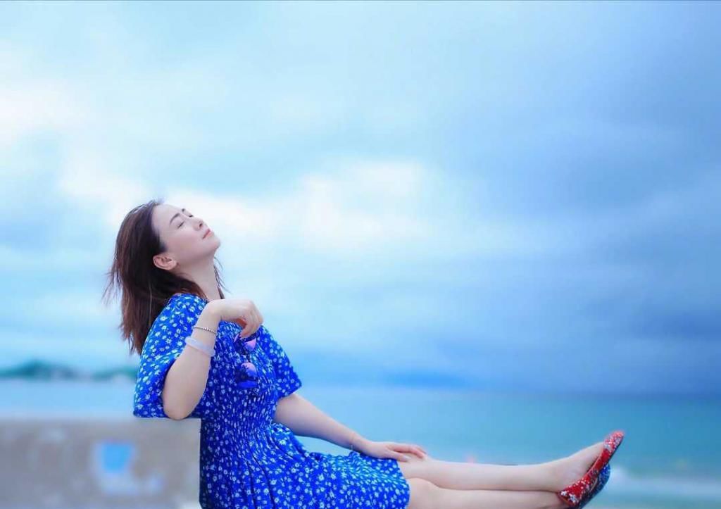 翁虹的美跨越了年龄，一袭网纱刺绣连衣裙，身材姣好不输过往