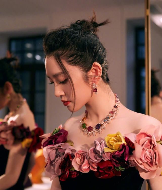 唐艺昕产后亮相，穿一袭修身花瓣裙，当妈之后也还是那么美！