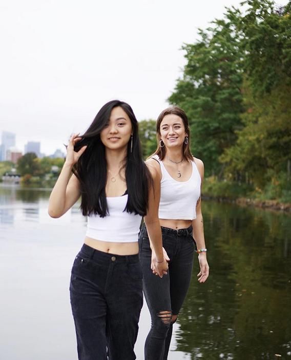 李连杰女儿陷三角恋?晒与同性亲密合影被疑官宣,对方遭好友质问