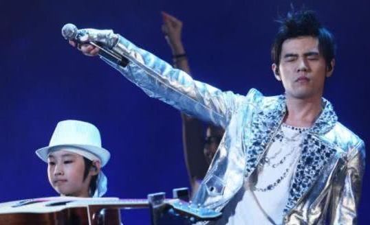 与周杰伦同登春晚成名，父母为捧红他卖房子，今20岁却活成这样