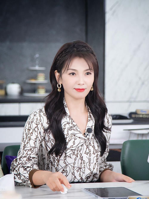 刘涛直播也穿得很高级，印花衬衫配皮裙，气质女神真有品位