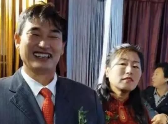 大衣哥儿媳改口了，直播时不断要礼物，与朱单伟未领证：他才19岁